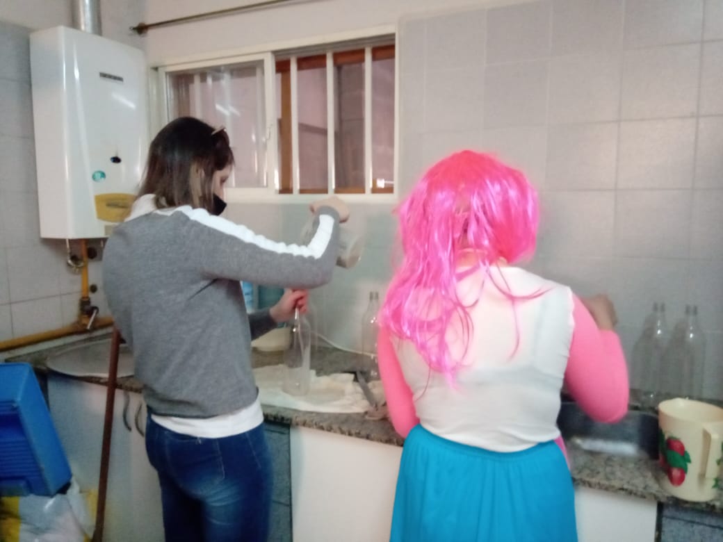 El Comedor Lucecita entregó chocolatada a los niños, trás recibir una donación de empleados del Banco Nación