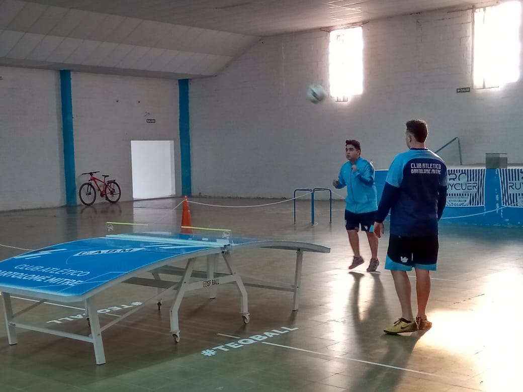 El Club Mitre apuesta al Teqball, una disciplina que suma adeptos en la ciudad