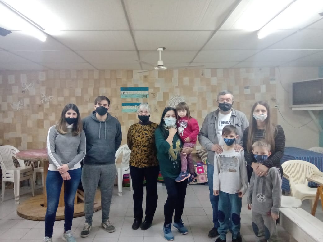 El Comedor Lucecita entregó chocolatada a los niños, trás recibir una donación de empleados del Banco Nación