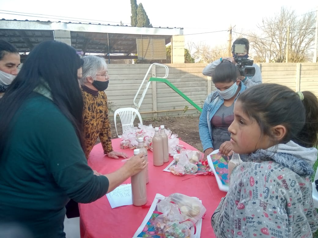 El Comedor Lucecita entregó chocolatada a los niños, trás recibir una donación de empleados del Banco Nación