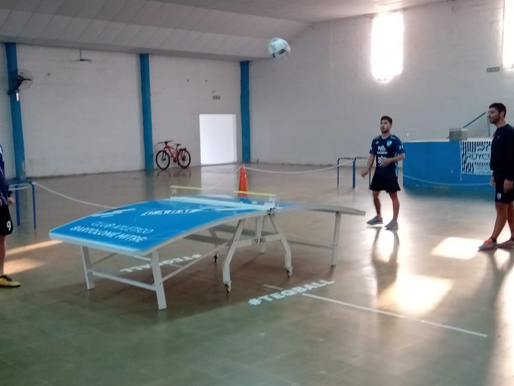 El Club Mitre apuesta al Teqball, una disciplina que suma adeptos en la ciudad