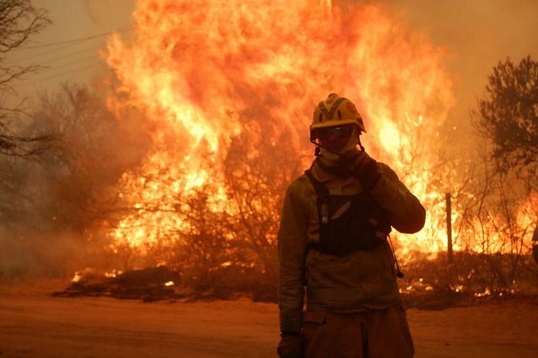 Bomberos de Las Varillas se trasladan hacia Unquillo