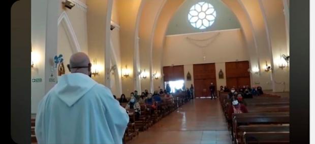 Celebración de  misa con presencia de fieles