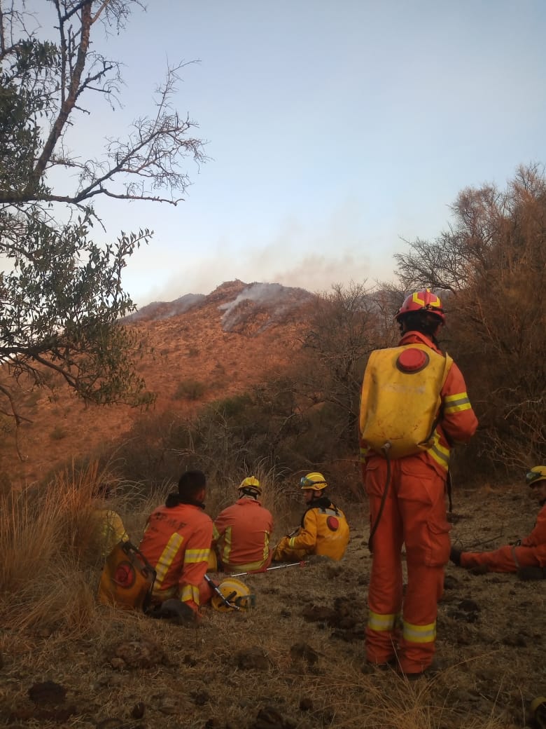 Incendios en las Sierras: regresa una dotación de Bomberos de Las Varillas y viajó otra de recambio