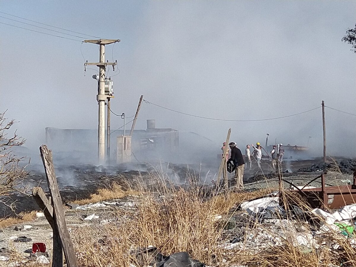 Bomberos de Las Varillas y Laspiur sofocaron un incendio cerca de Las Varas
