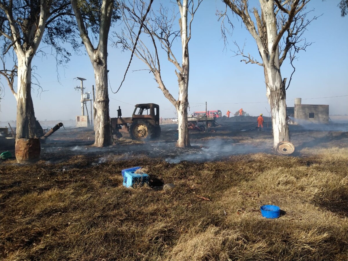 Bomberos de Las Varillas y Laspiur sofocaron un incendio cerca de Las Varas