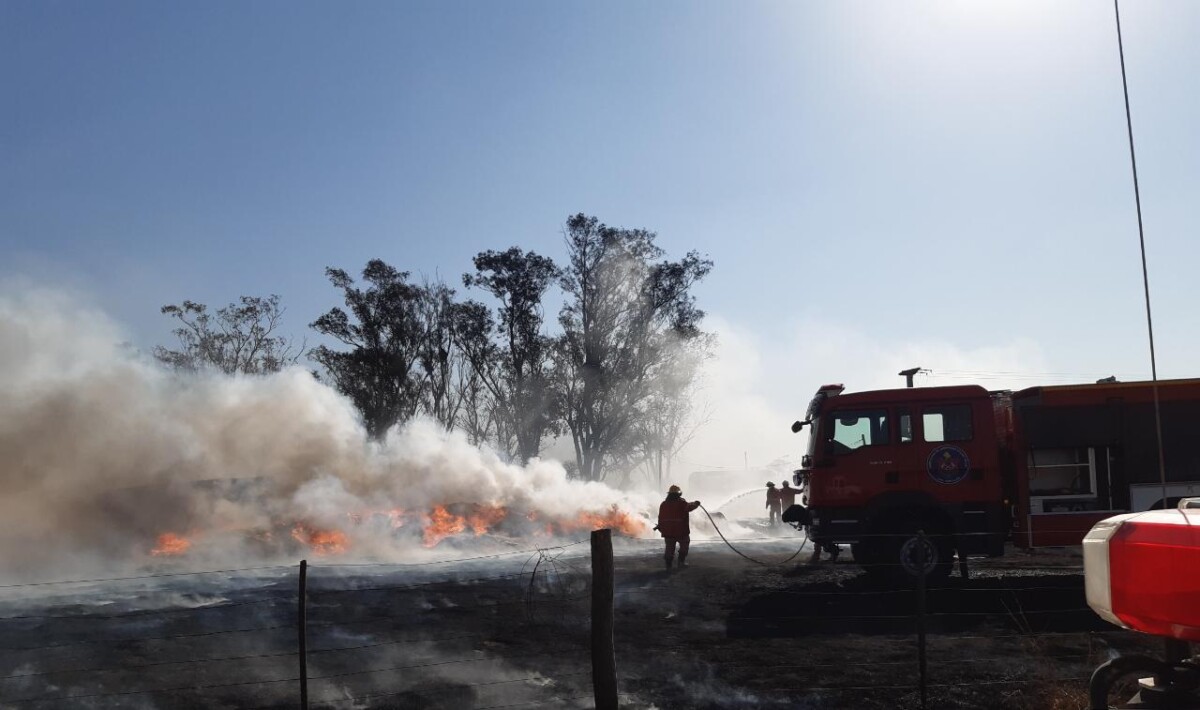 Bomberos de Las Varillas y Laspiur sofocaron un incendio cerca de Las Varas