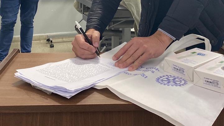 El Rotary Club entregó termómetros y productos sanitizantes a la Municipalidad