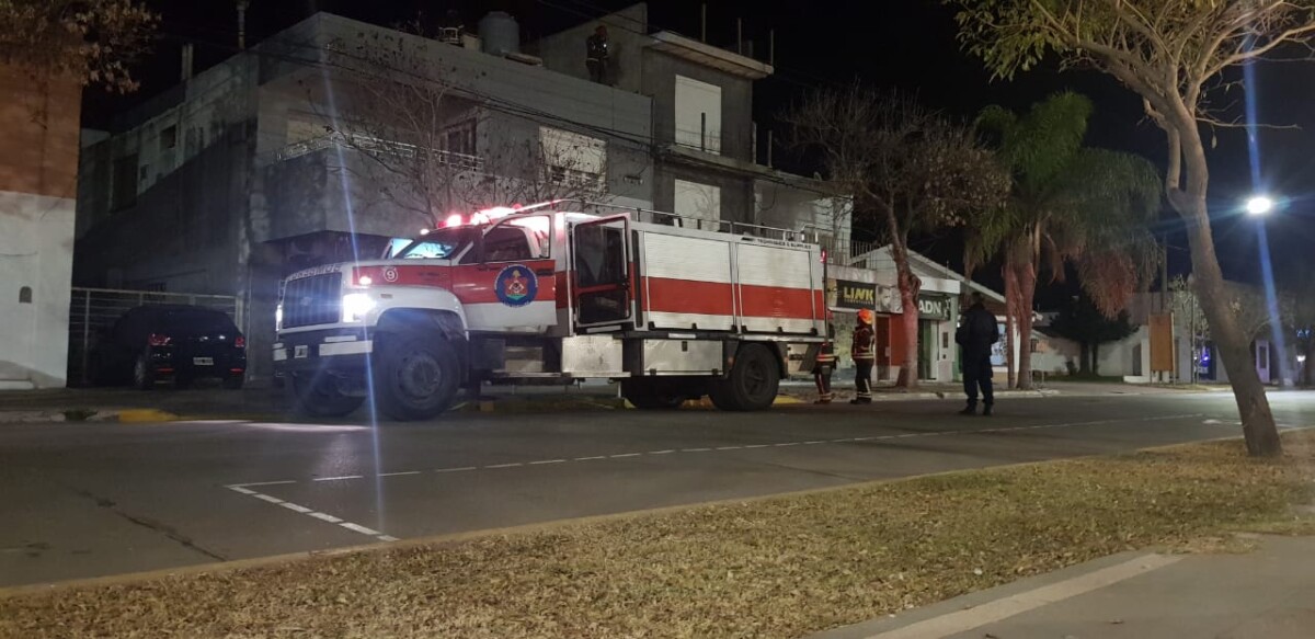 Bomberos convocados por un siniestro en la ciudad. Otra dotación viajó a las Sierras
