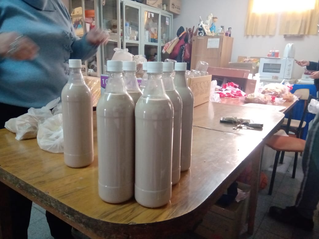 El Comedor Lucecita entregó chocolatada a los niños, trás recibir una donación de empleados del Banco Nación