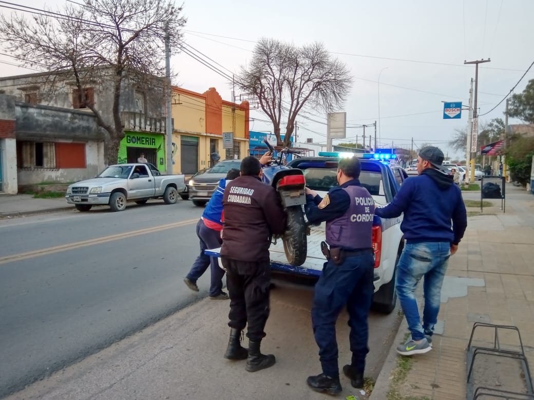 Un choque en Rivadavia y Entre Ríos terminó con motociclista lesionado