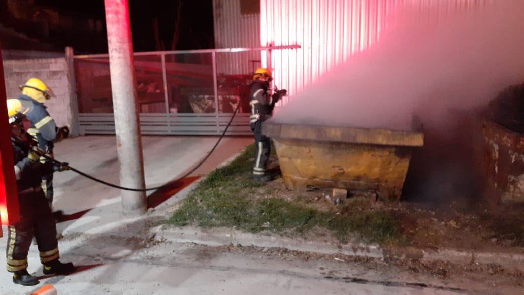 Bombero sofocaron rápidamente un incendio frente a Ghiotti S.A.