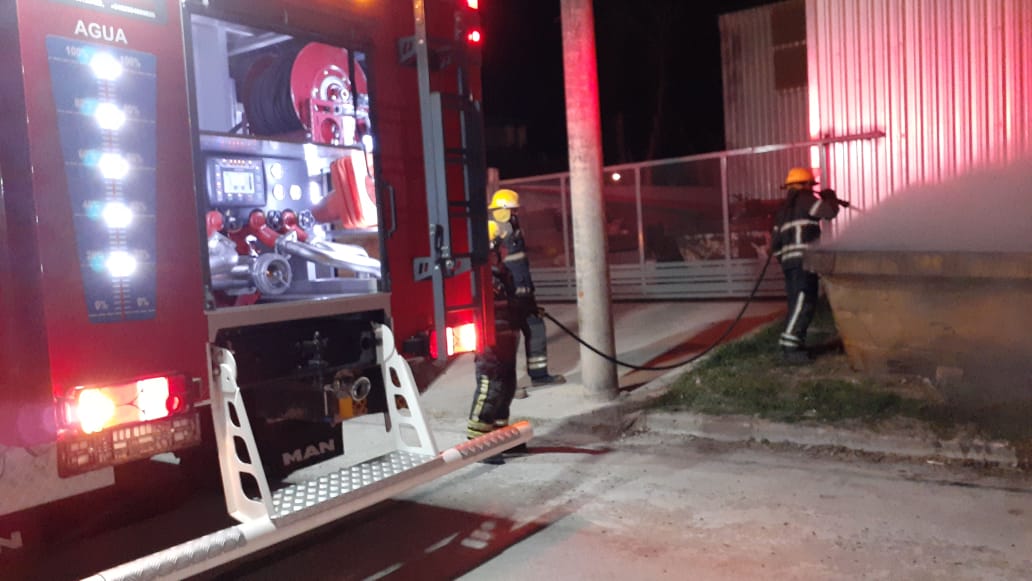 Bombero sofocaron rápidamente un incendio frente a Ghiotti S.A.