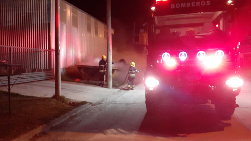 Bombero sofocaron rápidamente un incendio frente a Ghiotti S.A.