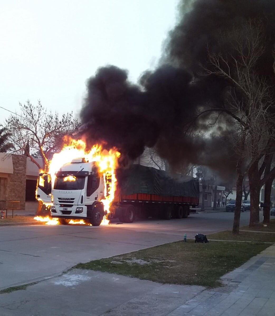 Ardió un camión en La Playosa