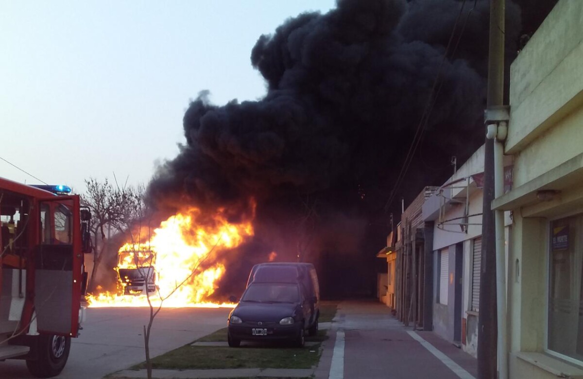 Ardió un camión en La Playosa