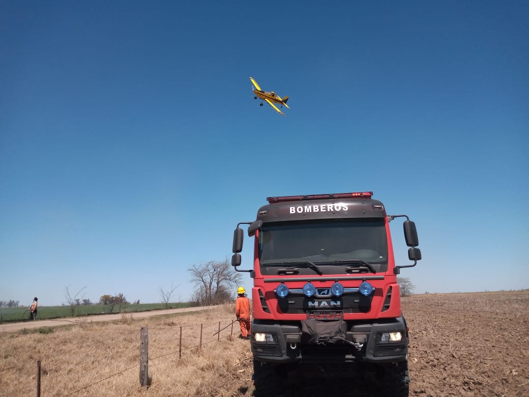 Tres dotaciones de bomberos combatieron un incendio de campo en Las Varas