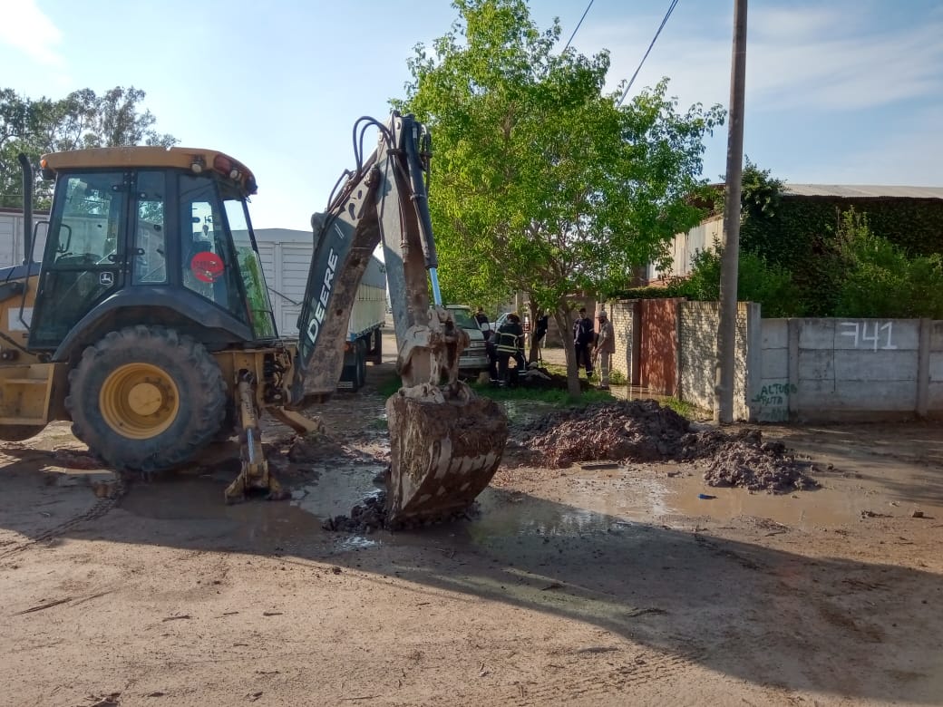 Arduo trabajo de operarios de EMAV y Bomberos por rotura de caño de gas
