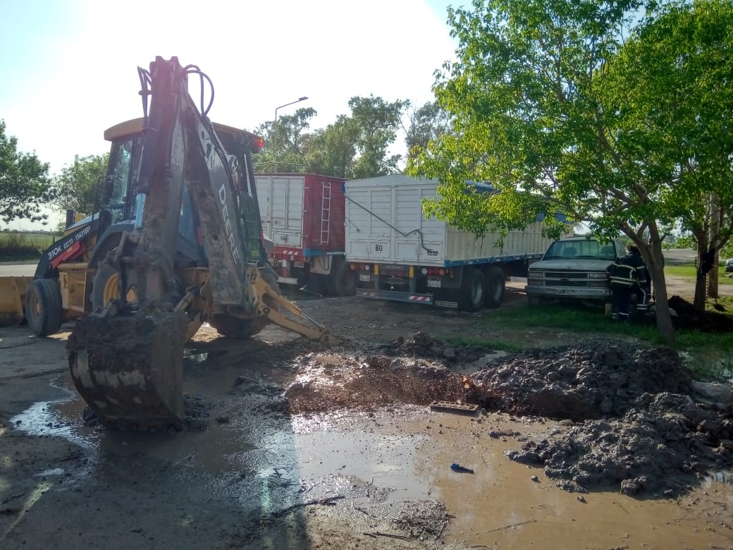 Arduo trabajo de operarios de EMAV y Bomberos por rotura de caño de gas