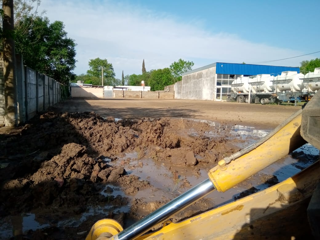Arduo trabajo de operarios de EMAV y Bomberos por rotura de caño de gas