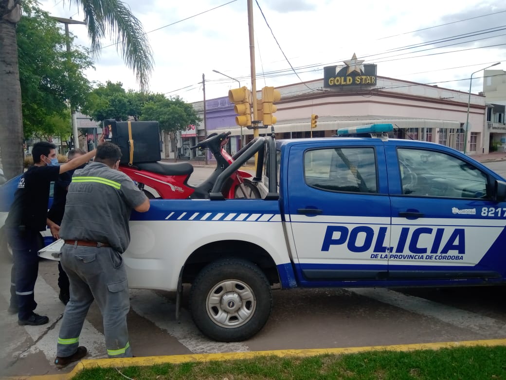 Choque en San Martín y Avellaneda: Motociclista habría cruzado en rojo, resultó con lesiones leves