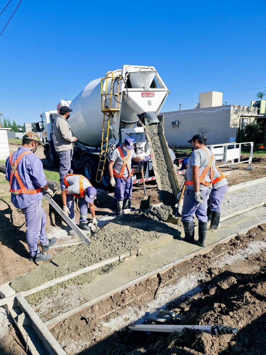 Construcción de cordón cuneta en B° Alfonsín