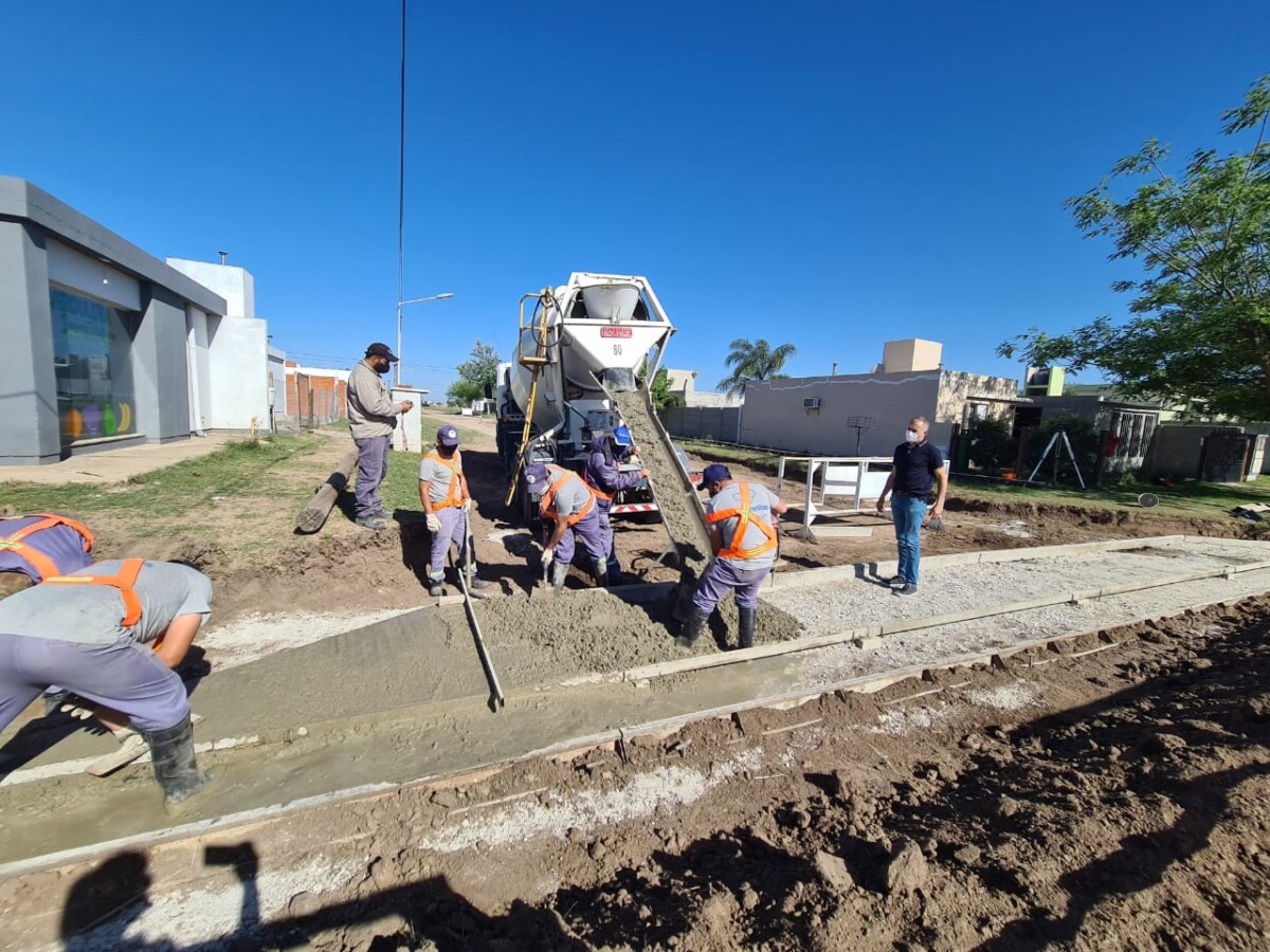 Construcción de cordón cuneta en B° Alfonsín