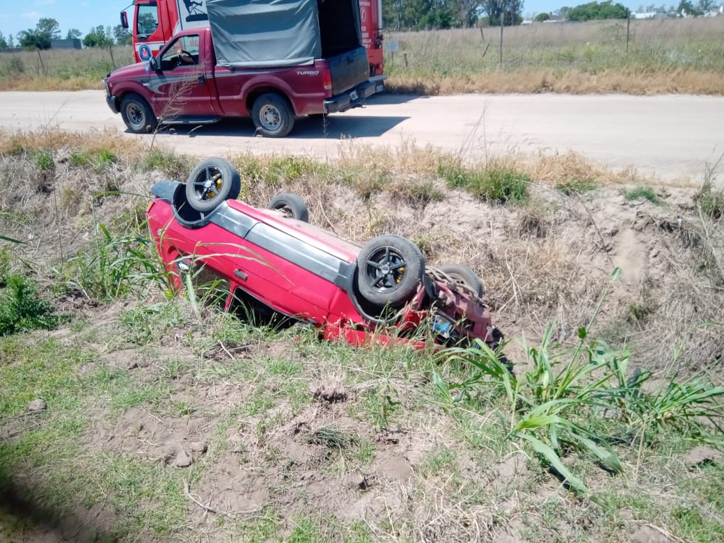 Cayó un auto a un canal