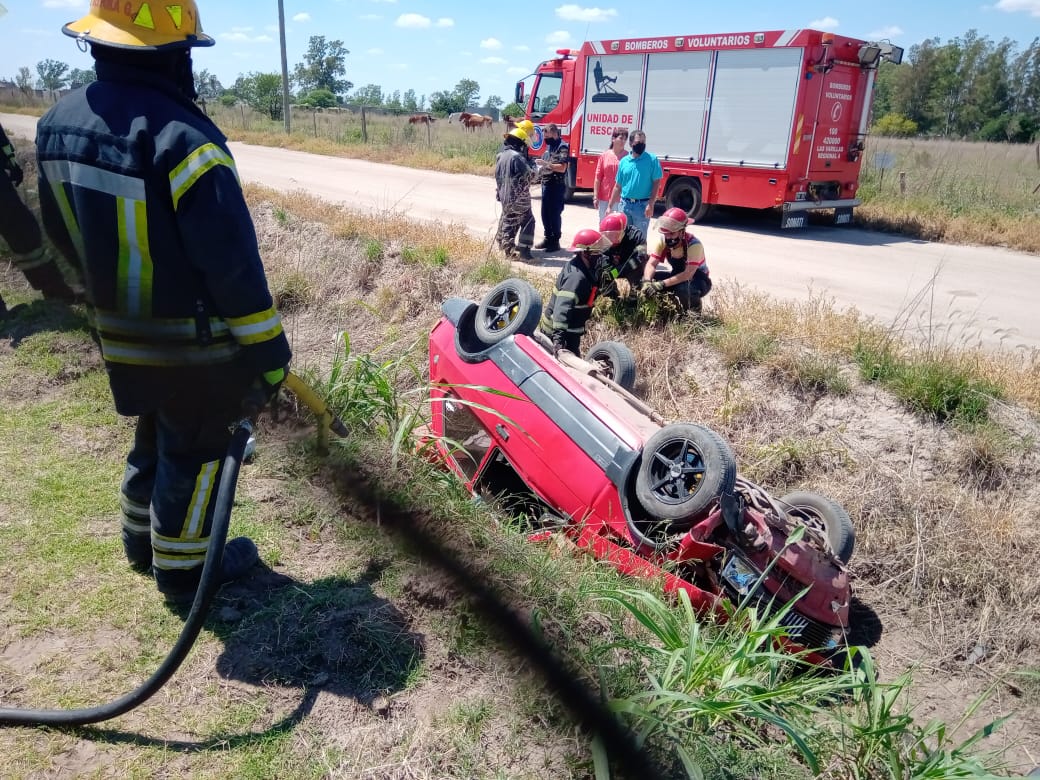 Cayó un auto a un canal