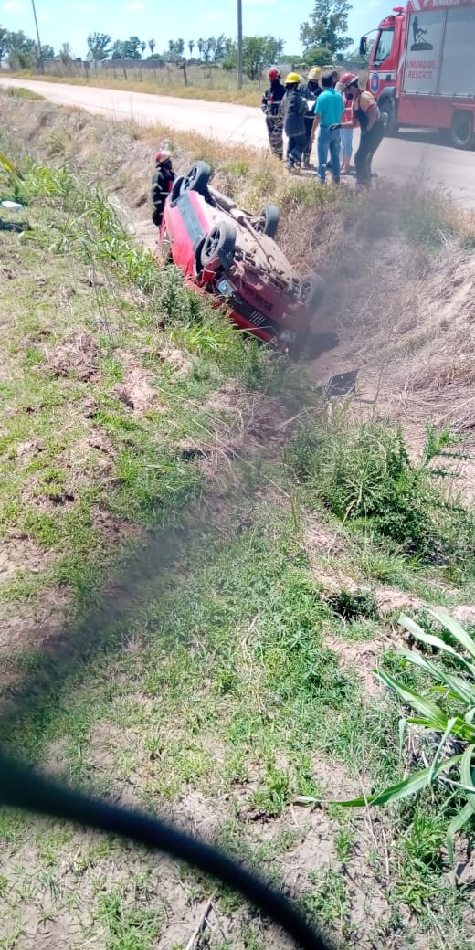 Cayó un auto a un canal