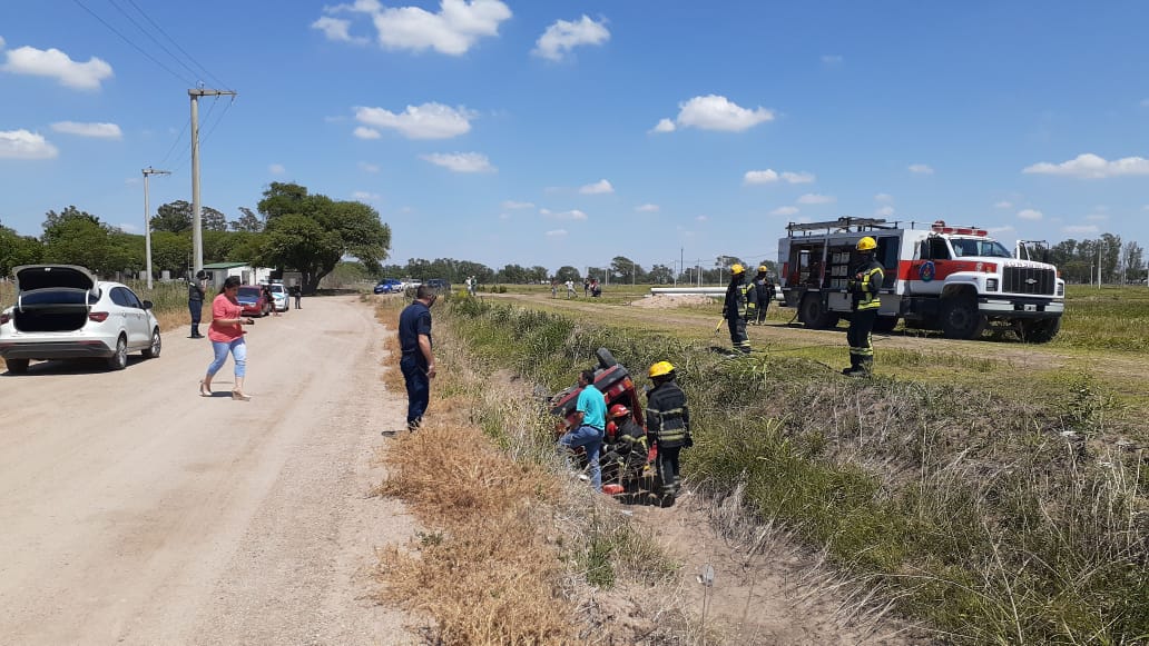Cayó un auto a un canal