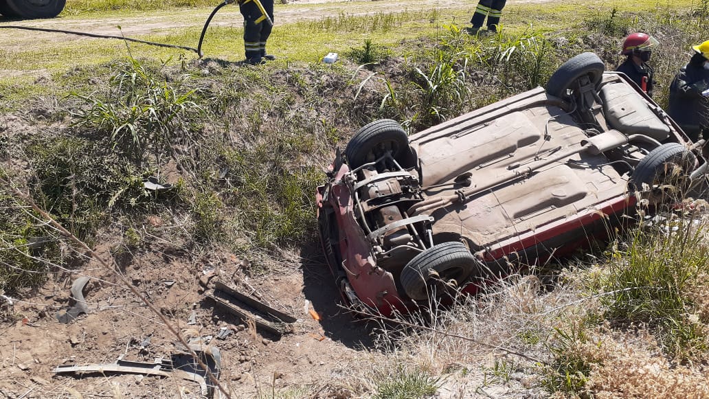 Cayó un auto a un canal