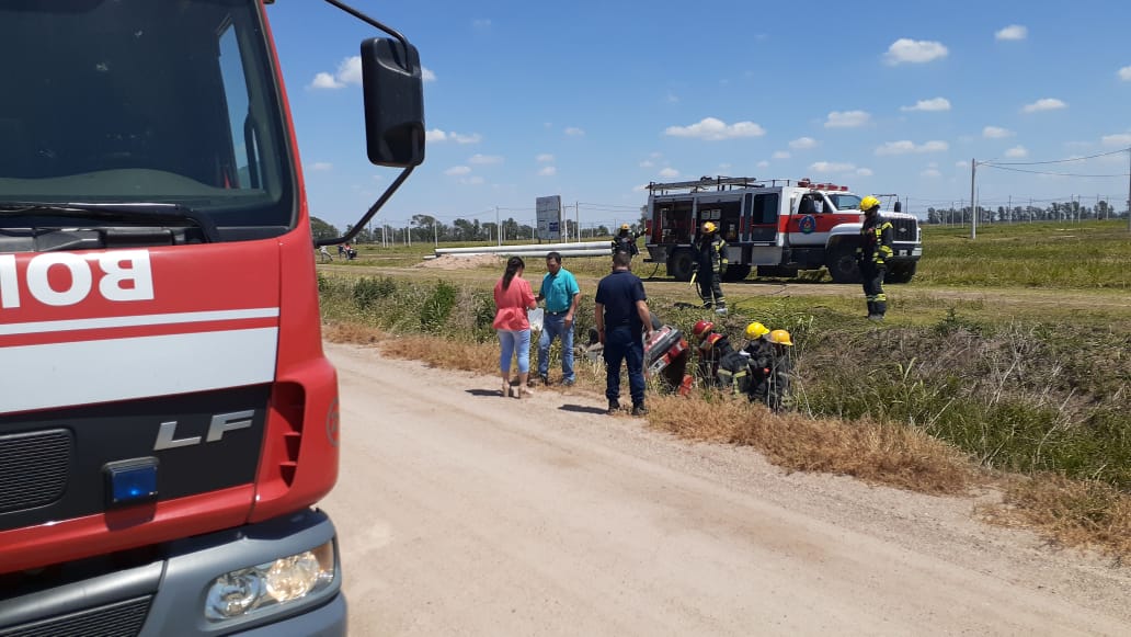 Cayó un auto a un canal