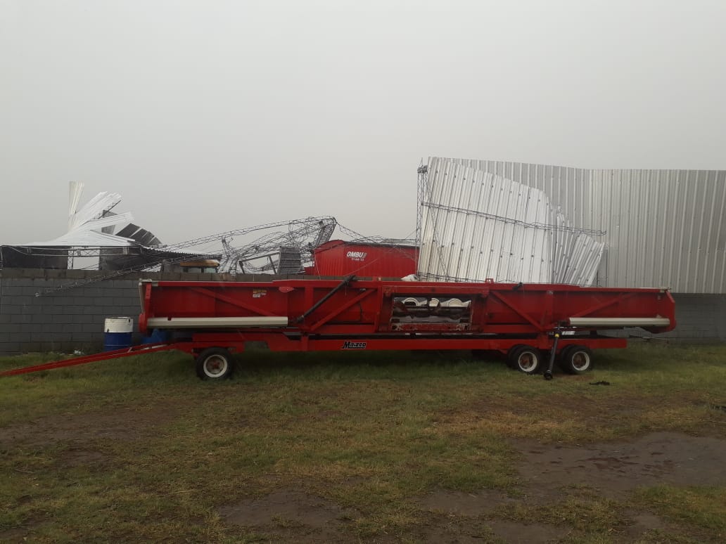 La cola de un tornado causo importantes daños en Laspiur