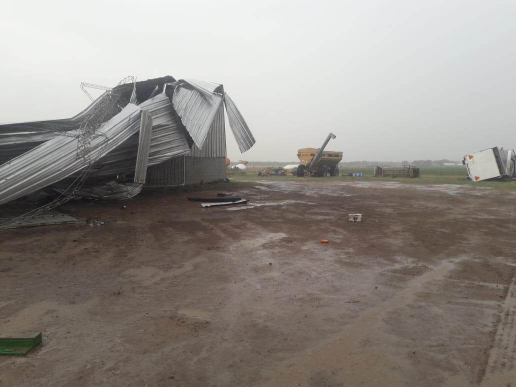 La cola de un tornado causo importantes daños en Laspiur