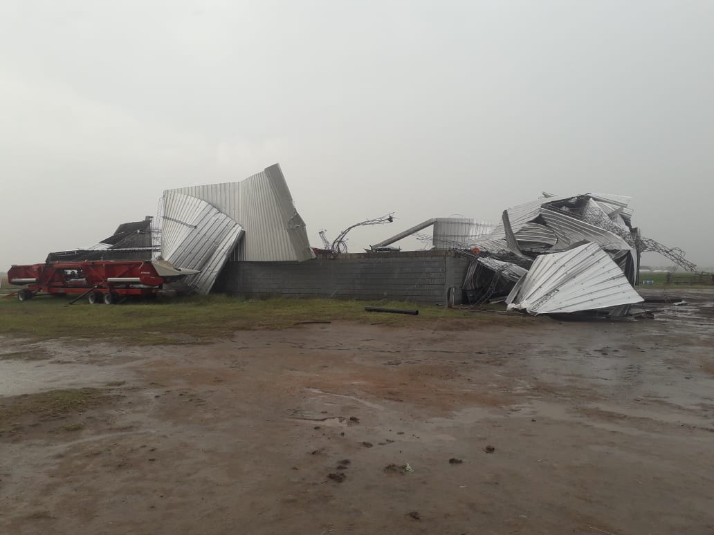 La cola de un tornado causo importantes daños en Laspiur