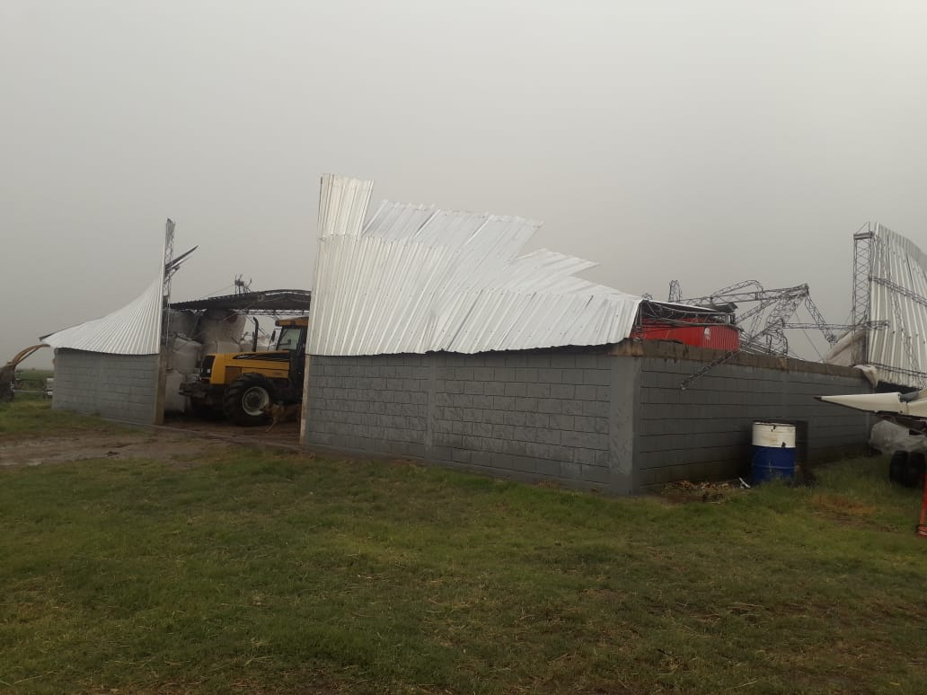 La cola de un tornado causo importantes daños en Laspiur