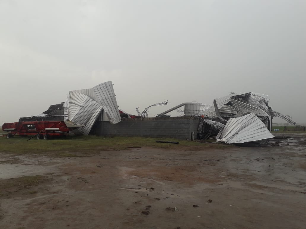 La cola de un tornado causo importantes daños en Laspiur