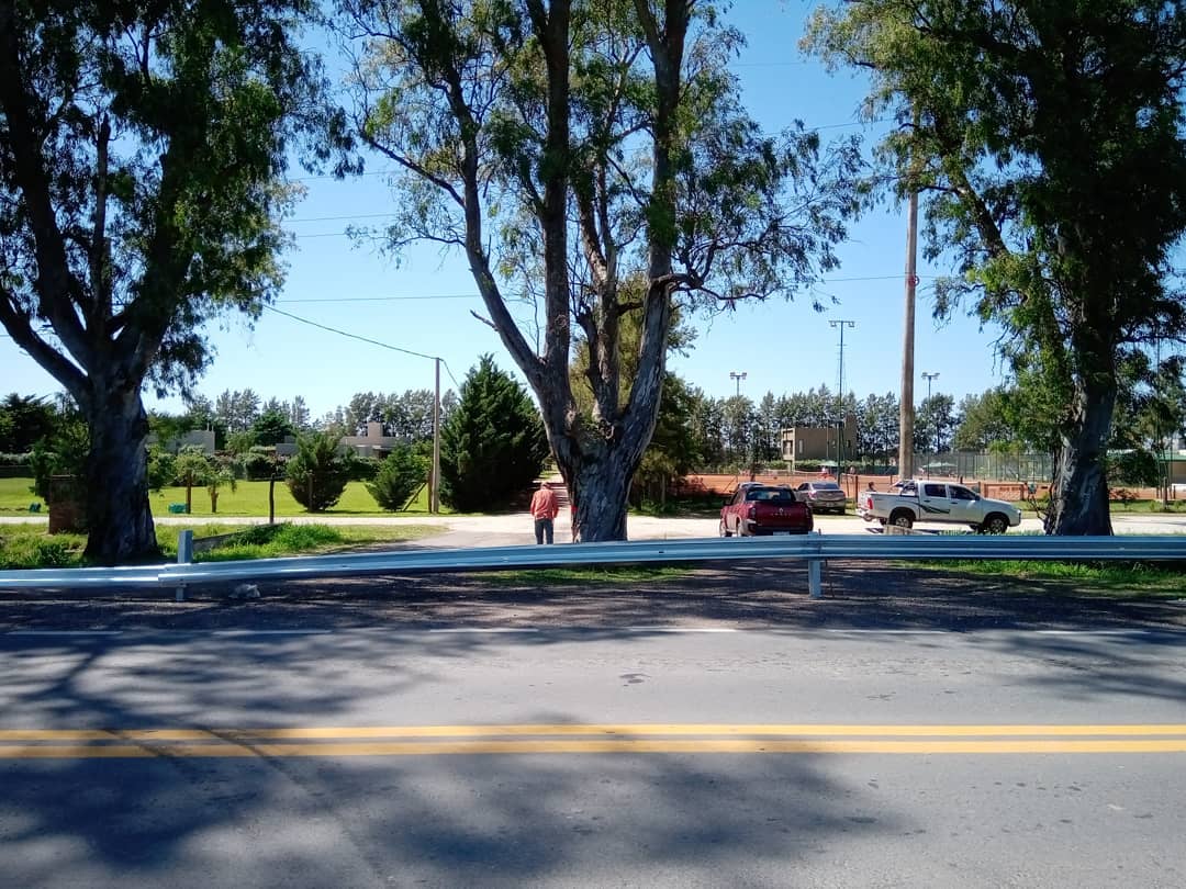 Ruta 158: Colocación de guardarrail en el acceso a un barrio y a El Pinar causó malestar en vecinos. La intervención del intendente puso fin al conflicto