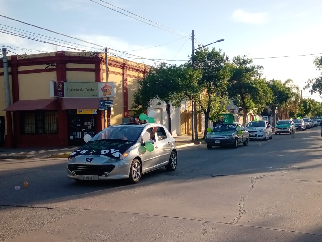 Egresados del nivel primario del Dalmacio Vélez Sarsfield realizaron caravana por la ciudad