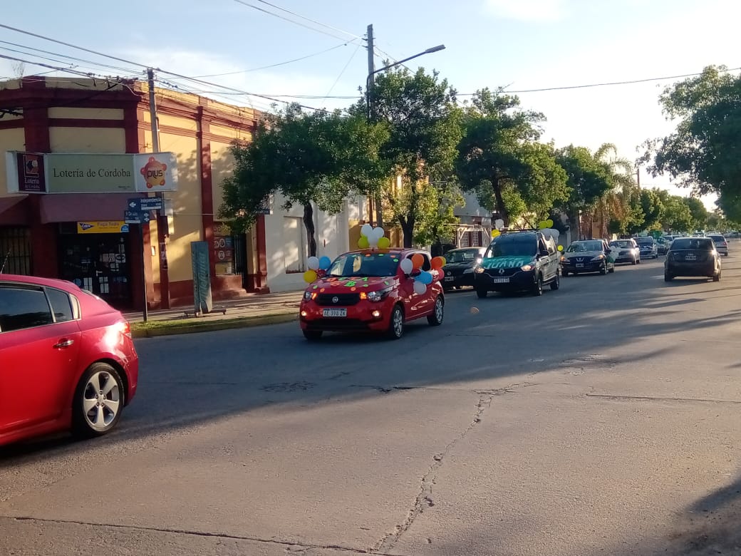 Egresados del nivel primario del Dalmacio Vélez Sarsfield realizaron caravana por la ciudad