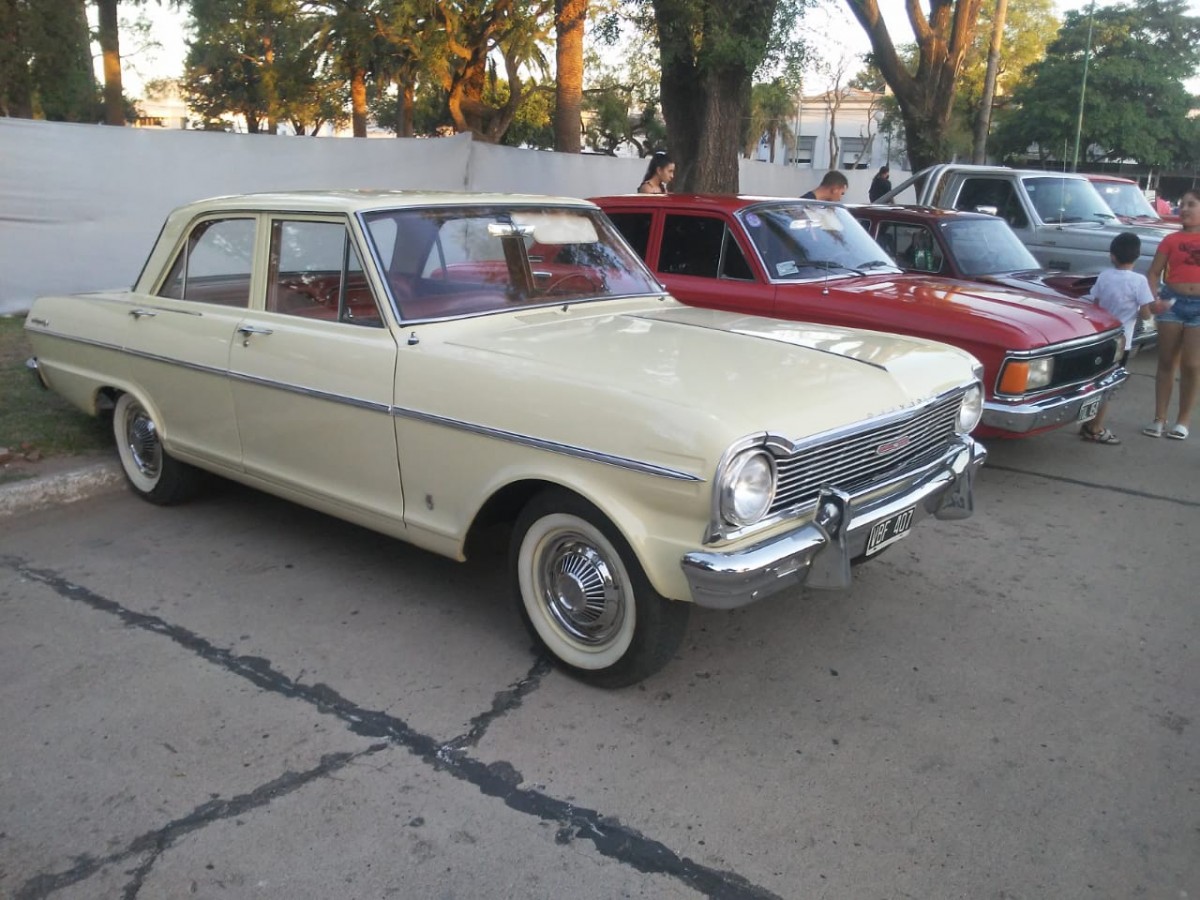 Encuentro multimarca de autos y motos de colección. Imágenes