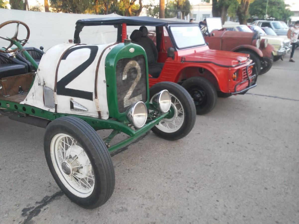 Encuentro multimarca de autos y motos de colección. Imágenes
