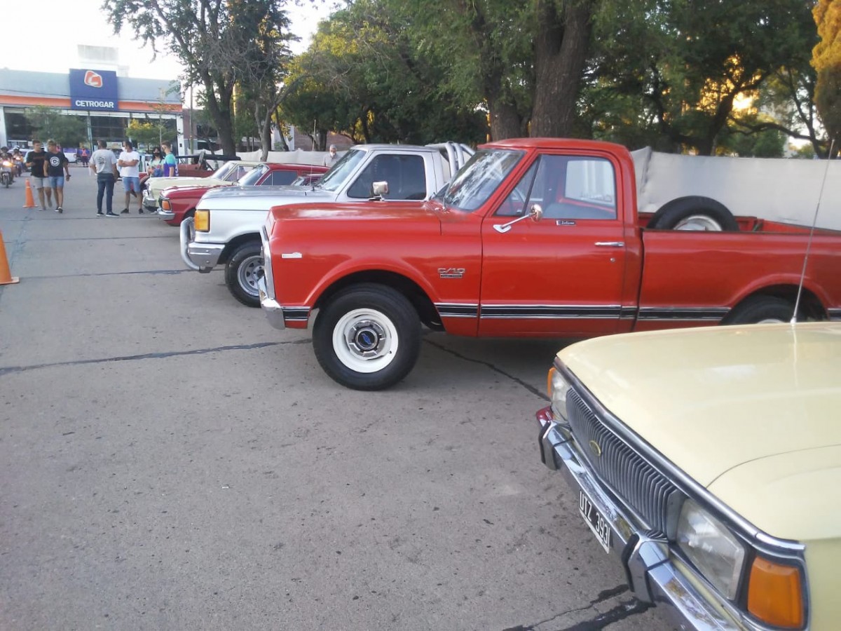 Encuentro multimarca de autos y motos de colección. Imágenes