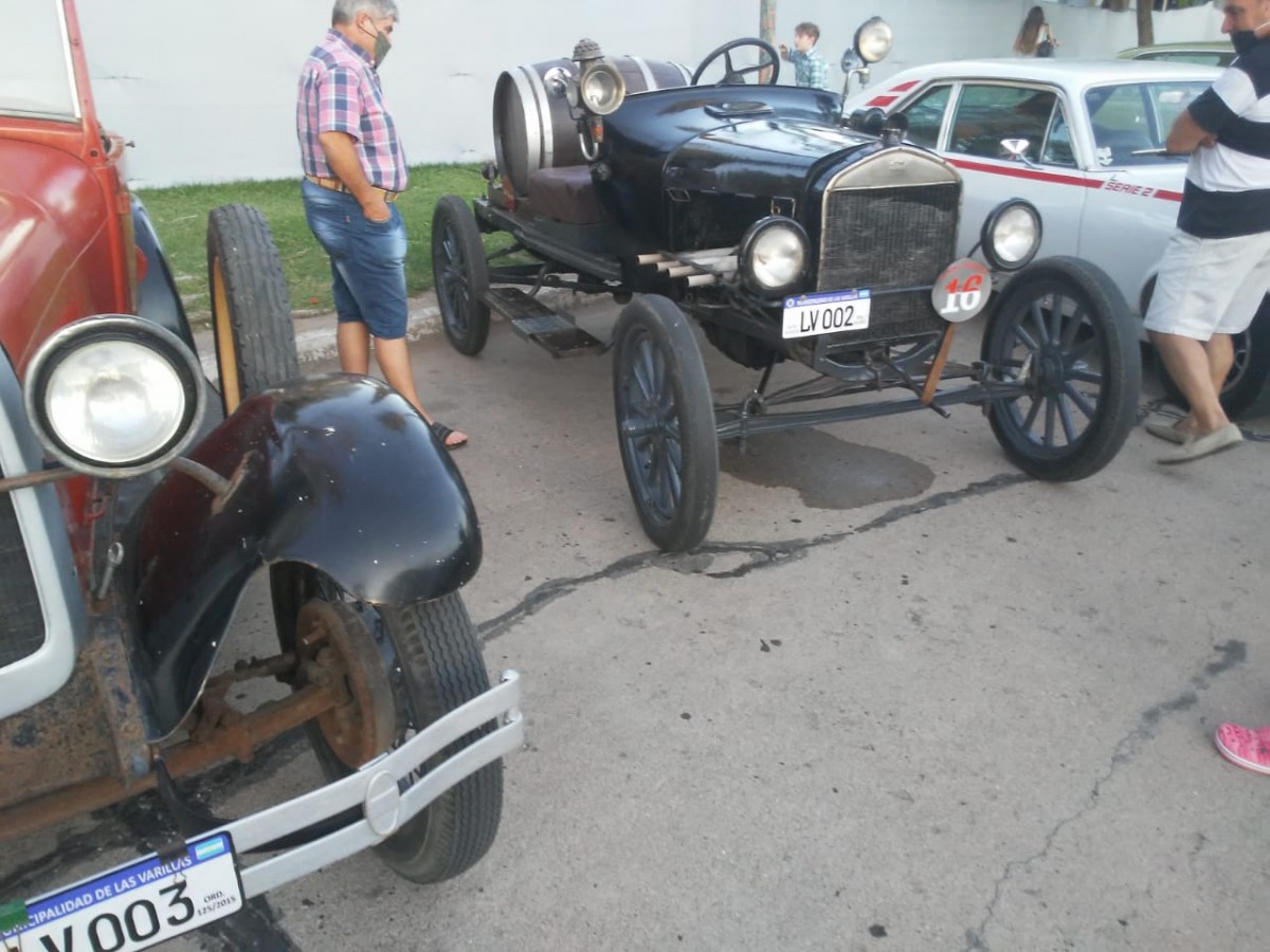 Encuentro multimarca de autos y motos de colección. Imágenes