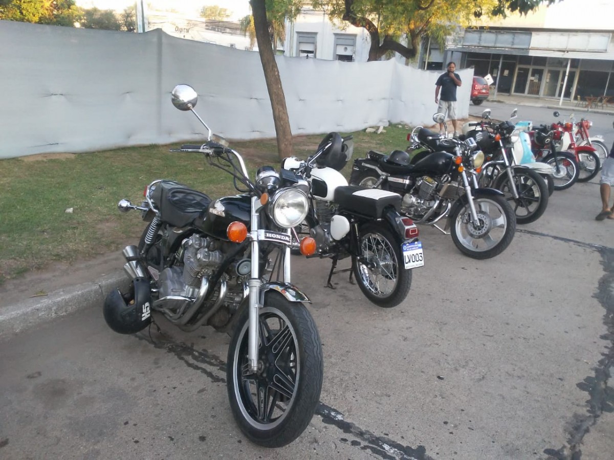 Encuentro multimarca de autos y motos de colección. Imágenes