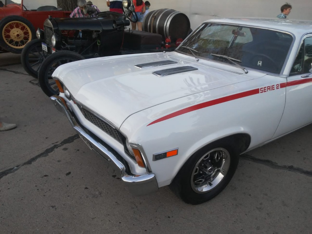 Encuentro multimarca de autos y motos de colección. Imágenes