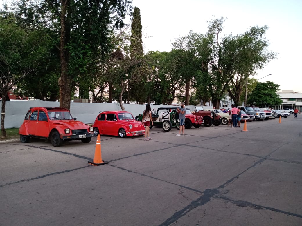 Encuentro multimarca de autos y motos de colección. Imágenes