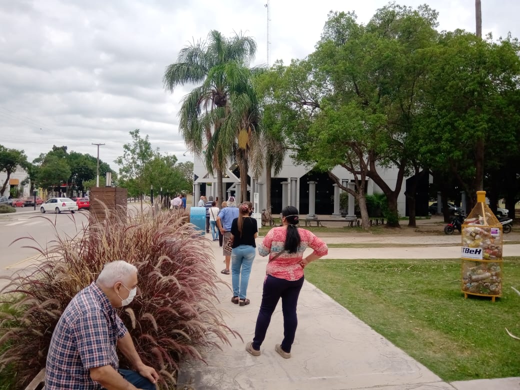 Masiva concurrencia  en los cajeros de los bancos varillenses-Imágenes
