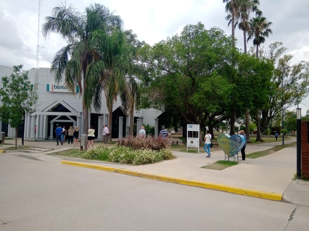 Masiva concurrencia  en los cajeros de los bancos varillenses-Imágenes